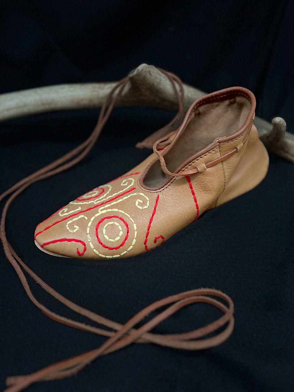 Light leather shoes with embroidery (Europe, 10th-11th century)